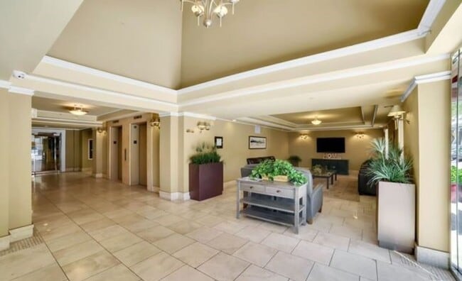 Building Photo - 620 S Gramercy Pl