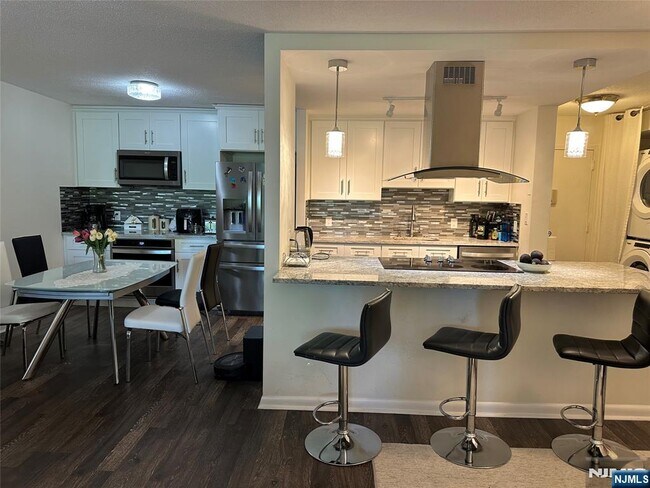 Building Photo - 200 Grand Cove Way