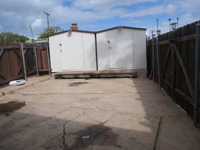 Building Photo - Large Studio with extra room and washer dryer