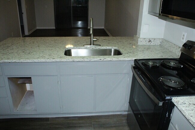 Building Photo - Totally renovated 2-bedroom, 2-full-bath townhome located in West Augusta