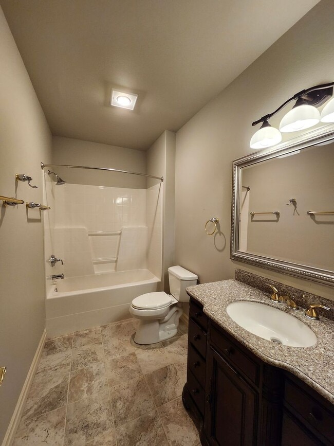 Building Photo - 718 Briarwood Dr