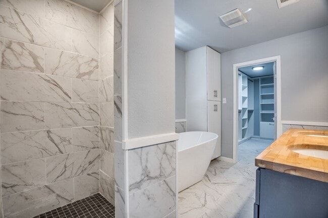 Building Photo - BEAUTIFULLY-RENOVATED JEFFERSON HEIGHTS HOME