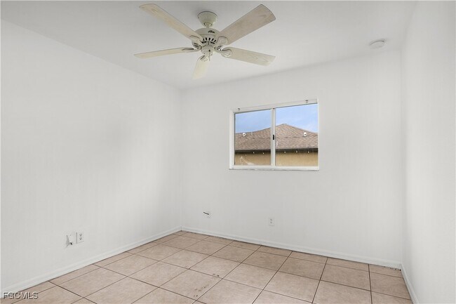 Building Photo - 127 SW 11th Terrace