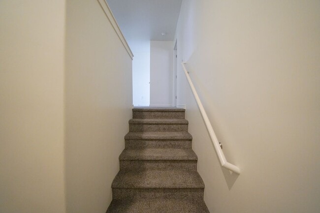 Building Photo - Spacious Townhome for Rent – Prime Location!