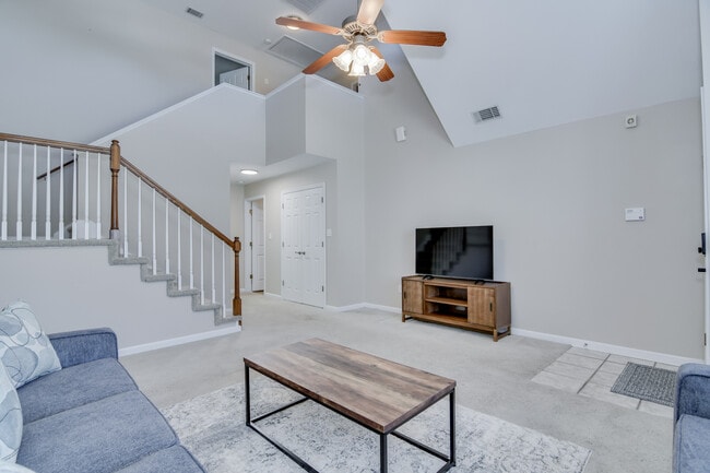 Building Photo - 2044 Lillian Dr