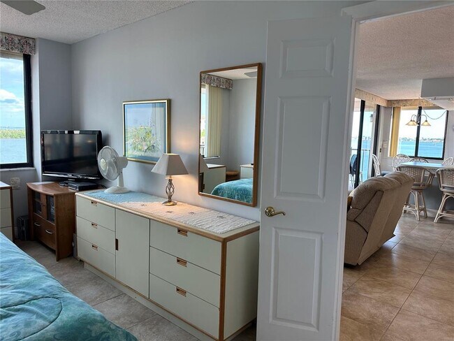 Building Photo - 6295 Bahia Del Mar Cir