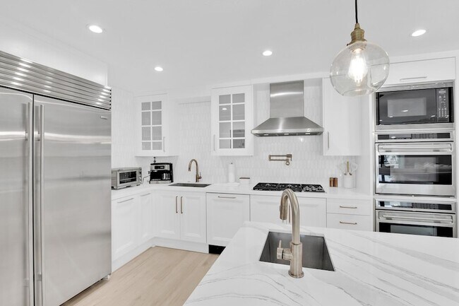 Building Photo - 3210 Palm Dr