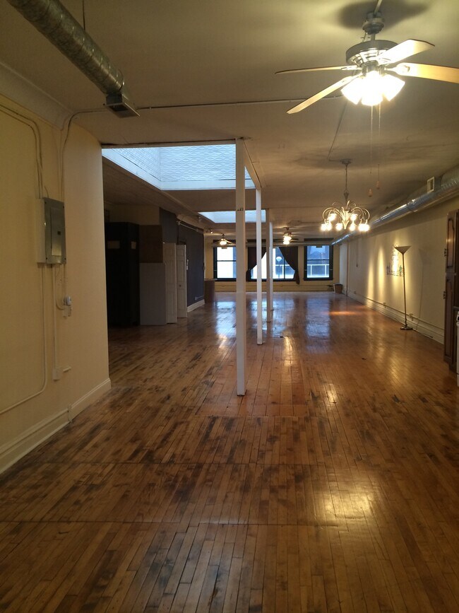 Primary Photo - 1259 N Milwaukee Ave