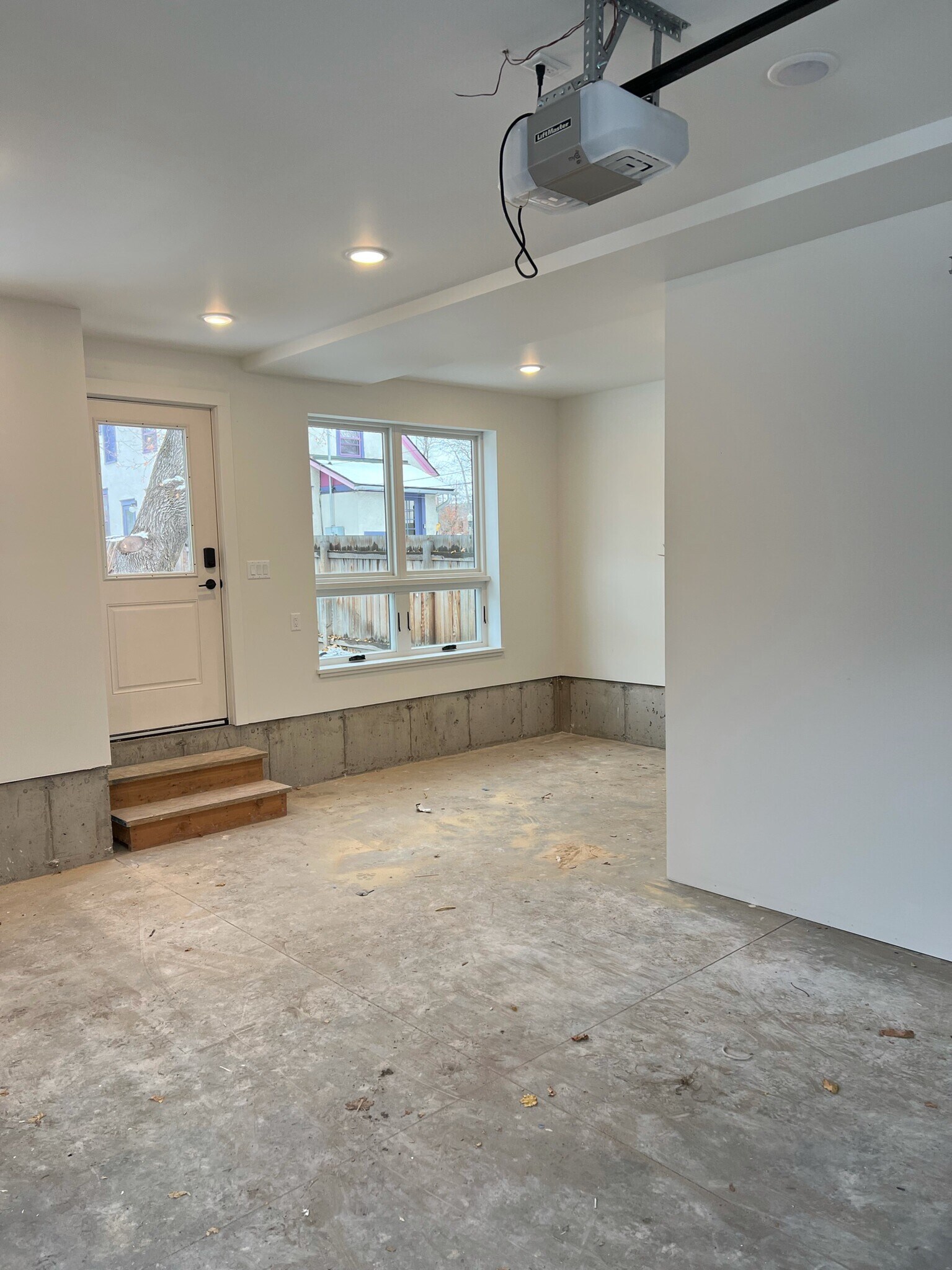 Building Photo - 220 S Willson Ave