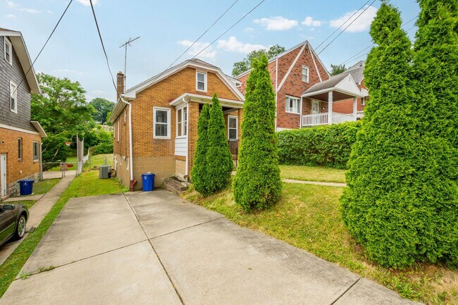 Building Photo - Stunning 3 bedroom home in Carrick available May 15!