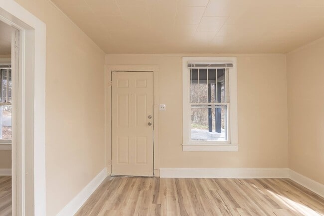 Building Photo - Two Bedroom Home!