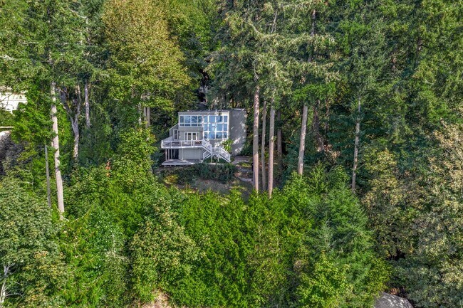 Building Photo - Outstanding Lake Sammamish Views. Private ...