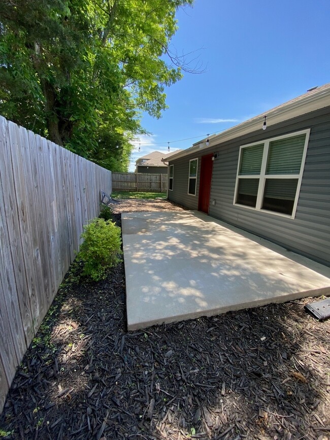 Building Photo - 4616 W Hoover Loop