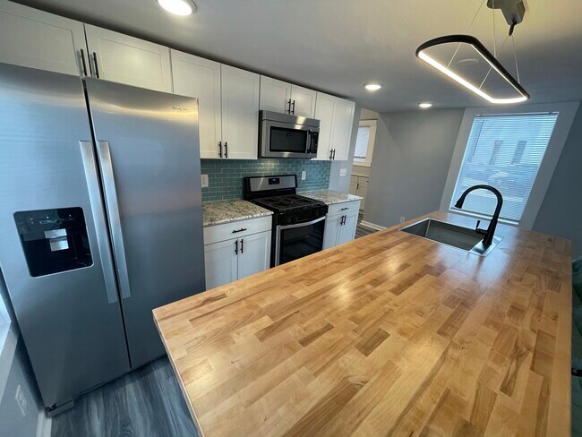 Building Photo - 627 Hawley Ave