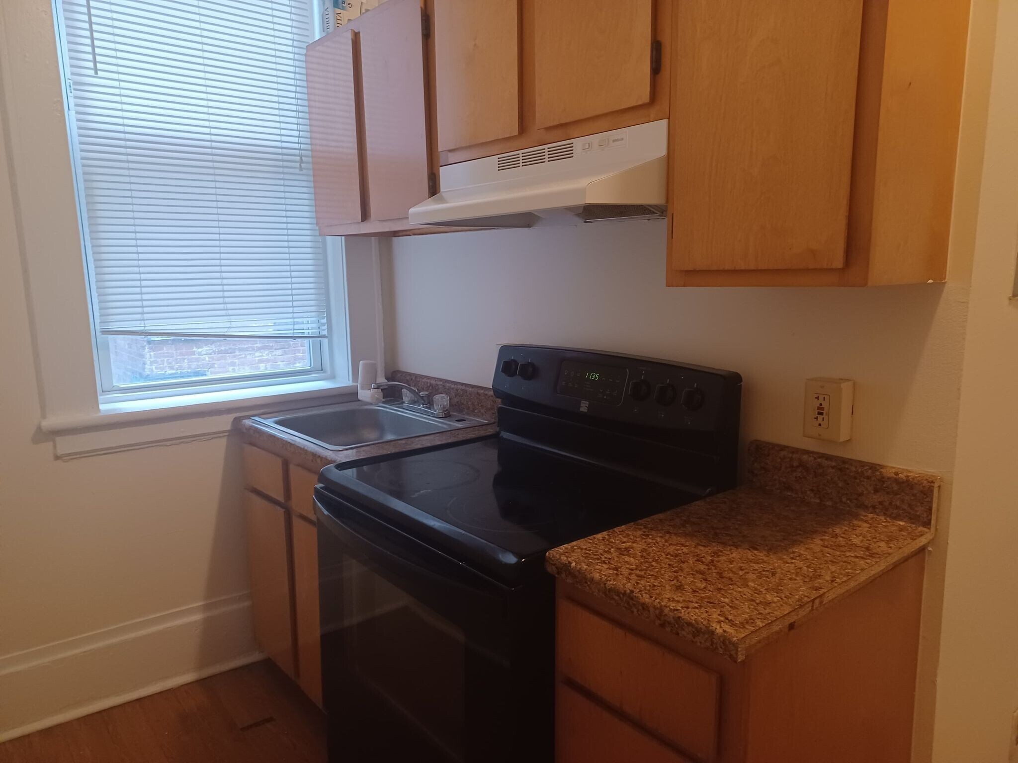 Building Photo - 210 Main St