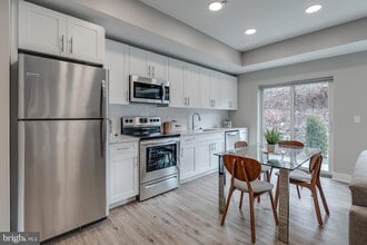 Building Photo - 1952 Bryn Mawr Ave