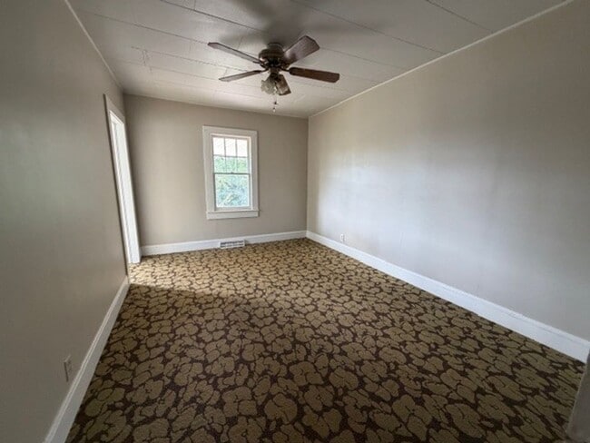 Building Photo - 2 bedroom, 1 bath House available NOW
