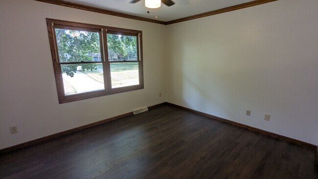 Building Photo - 2025 Longfellow St NE