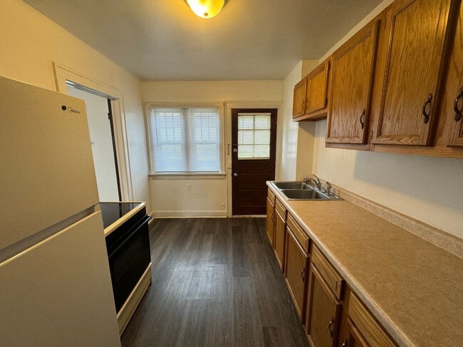 Building Photo - Rock Island Large 2 Bedroom Townhome