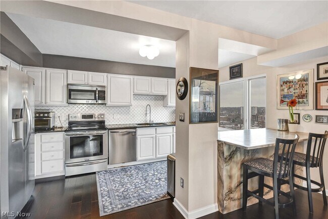 Building Photo - 12500 Edgewater Dr