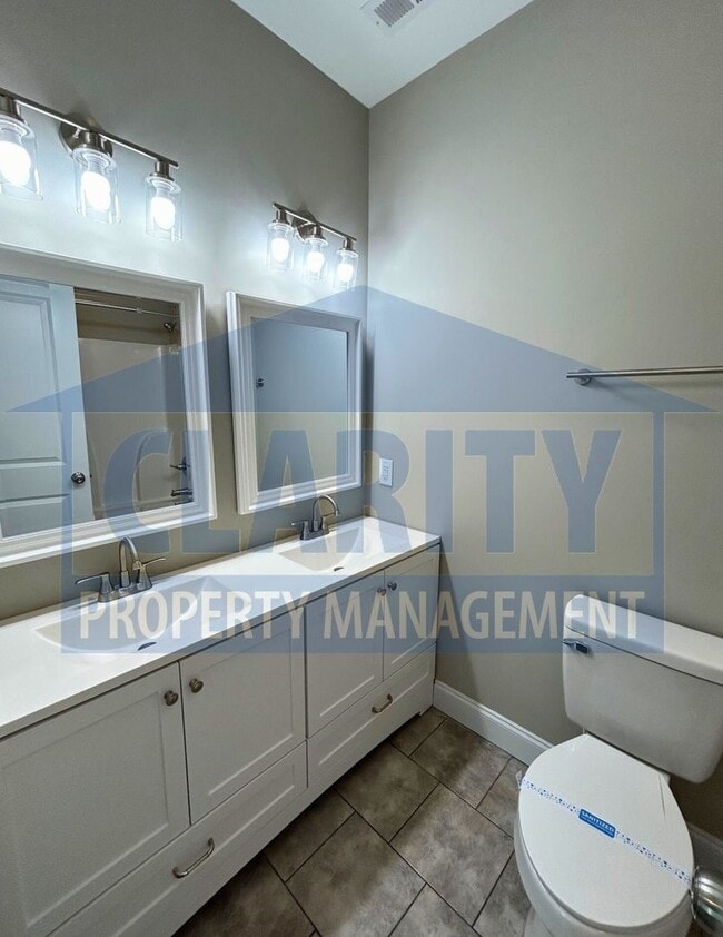 Building Photo - Two-bedroom Townhome!