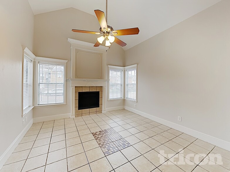 Building Photo - 822 Foxridge Dr