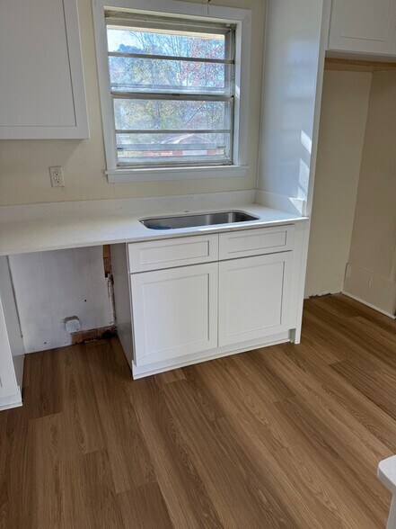 Building Photo - 907 George AVE