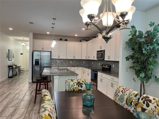 Building Photo - 4715 Sleepy Hollow Dr