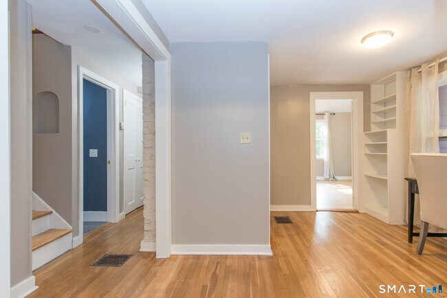 Building Photo - 211 New Canaan Rd