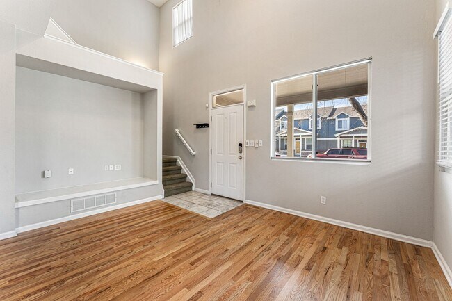 Building Photo - Lovely Townhome with A Garage and Central AC!