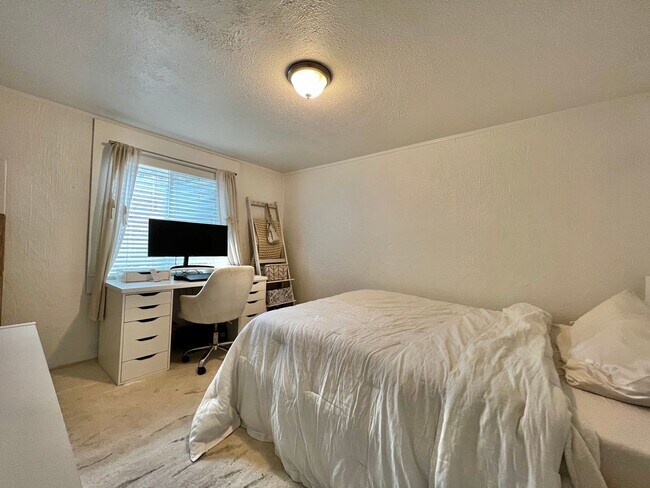 Building Photo - Beautifully Remodeled 5 Bed 2 Bath House i...