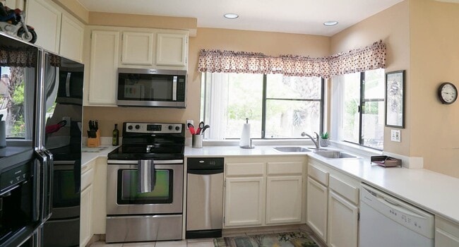 Building Photo - 211 Canyon Cir N