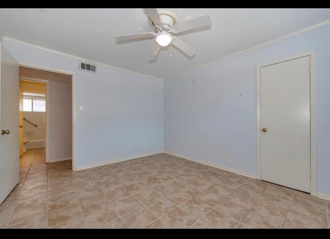 Building Photo - 10122 Shadow Wood Dr