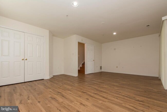Building Photo - 117 Longpoint Way