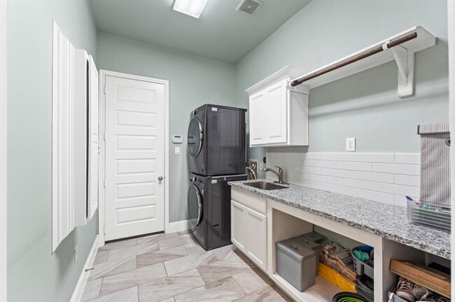 Building Photo - 15 Argosy Bend Pl