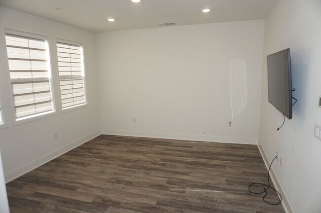 Building Photo - Beautiful 2 Bed 2.5 Bath End Unit with Lof...