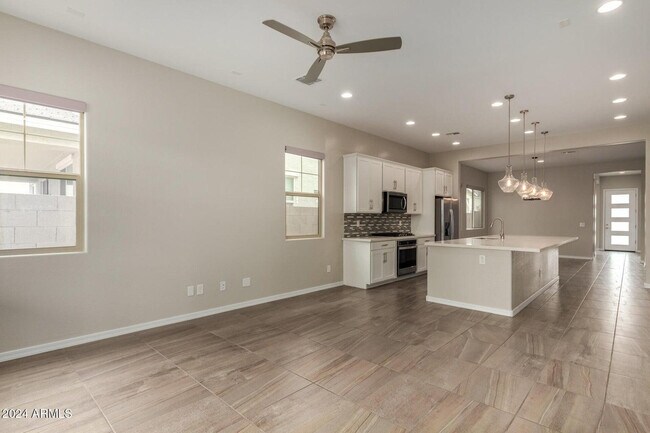 Building Photo - 2082 E Lantana Dr