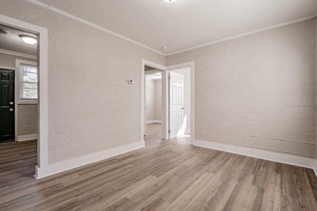 Building Photo - Charming Apartment Downtown Columbia - Hou...