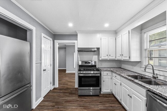 Building Photo - Broadmoor Terrace