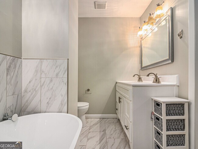 Building Photo - 3590 Cloudland Dr