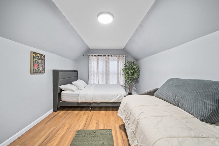 Building Photo - 20 W 48th St