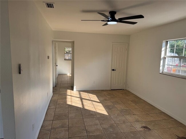 Building Photo - 10935 N 14th St