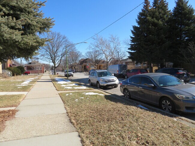 Building Photo - 6948 W Wellington Ave