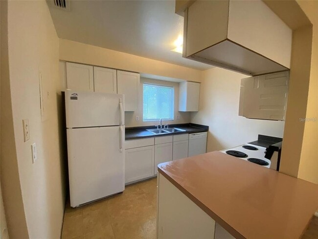 Building Photo - 2621 Pine Lake Terrace