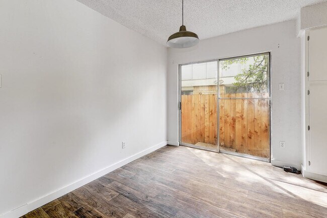 Building Photo - 10505 Little Pebble Dr