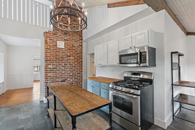 Building Photo - Adorable East Nashville Cottage w/ HUGE Fully-Fenced backyard!