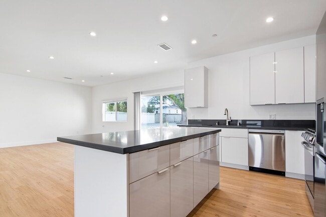 Building Photo - Modern 5 bedroom House for lease in Northr...