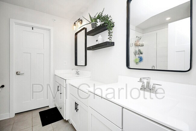 Building Photo - 256 Parkwood Ave