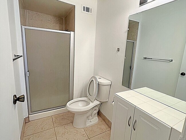 Building Photo - 2 Bedroom Townhome in Las Vegas