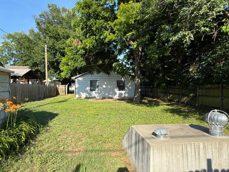Building Photo - 1008 S Lowry St